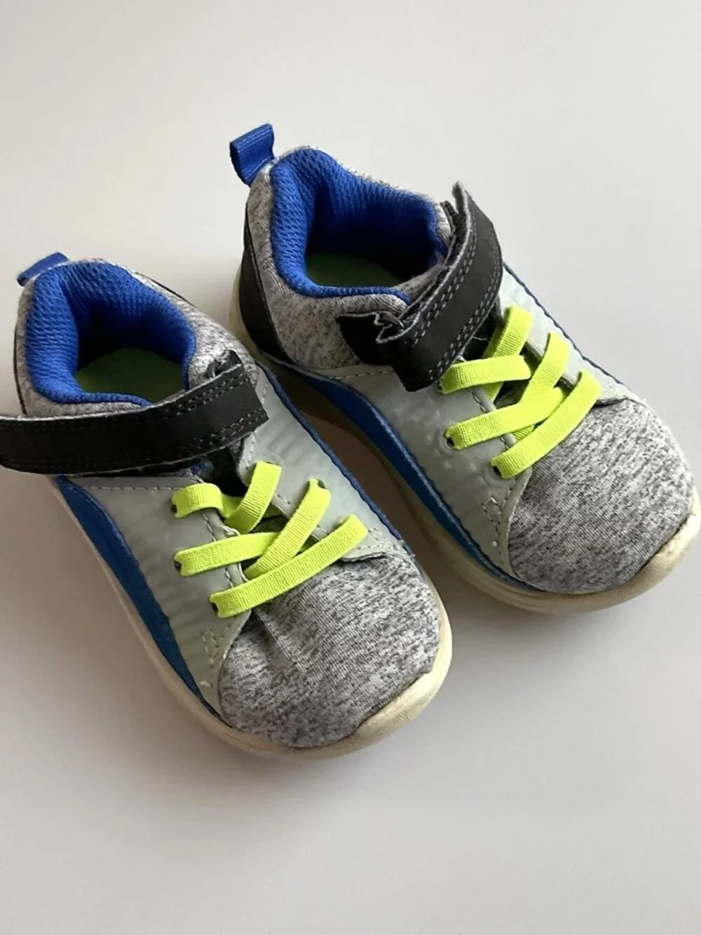 TODDLER SNEAKERS WITH HOOK AND LOOP CLOSURE